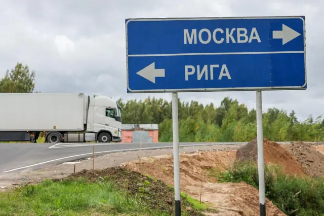 указатели на Москву и Ригу