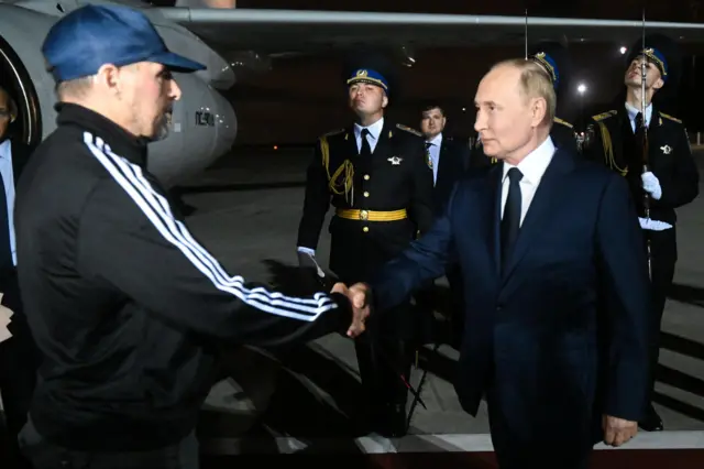 Путин пожимает руку Красикову